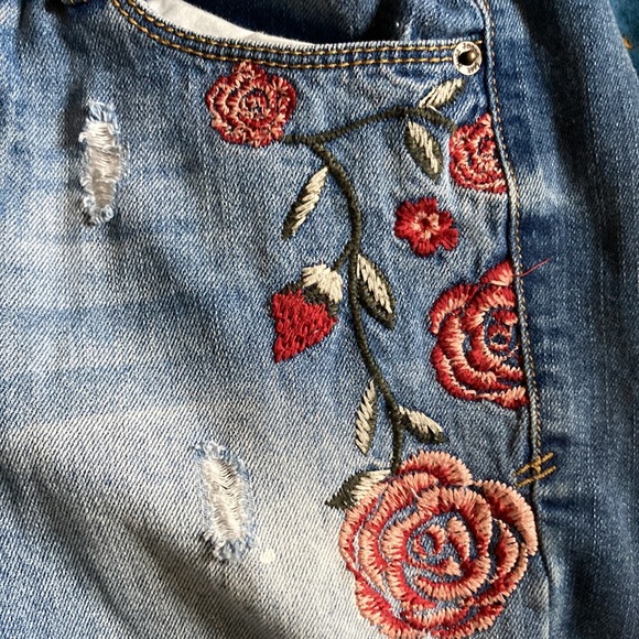 Mudd Embroidered skinny jeans 7  & Bonus - Picture 7 of 9